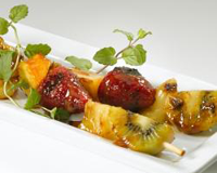 Brochetas de frutas gratinadas