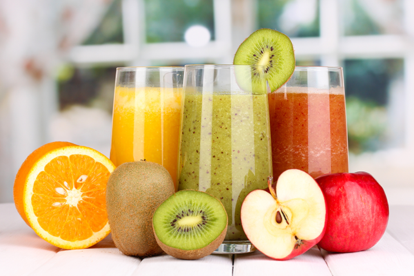 ¿Comer fruta entera o tomar zumos naturales de frutas?