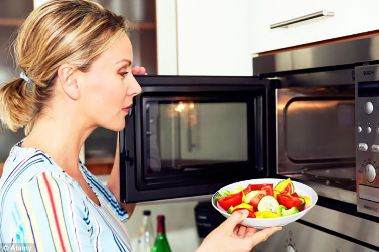 ¿Es seguro calentar la comida en el microondas?