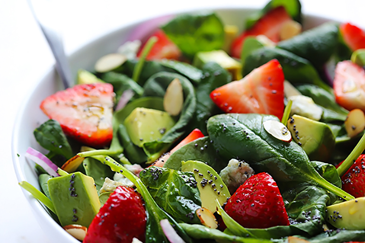 Receta de ensalada de espinacas, requeson y fresas