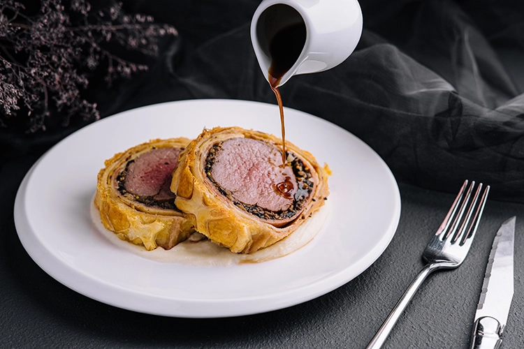 Receta Navideña: Solomillo Wellington con Salsa de Champiñones y Vino Tinto