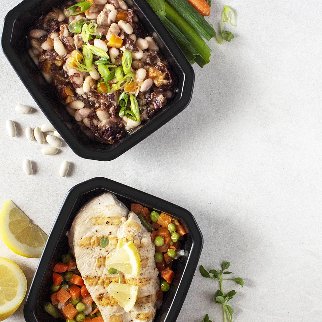 Dos tuppers de comida preparada