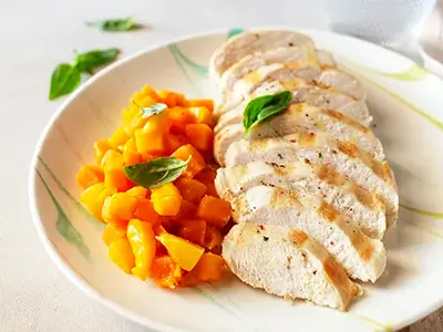 Tupper sano de pollo con calabaza y mango