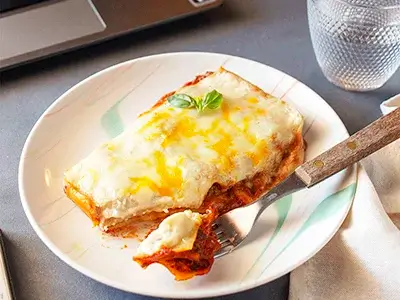 Plato de lasaña de pollo