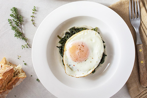 Huevo con bechamel y espinacas para llevar