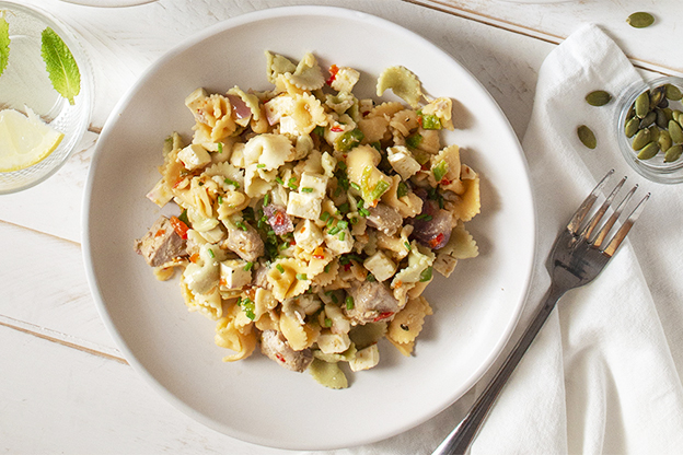 Ensalada de pasta con queso para llevar