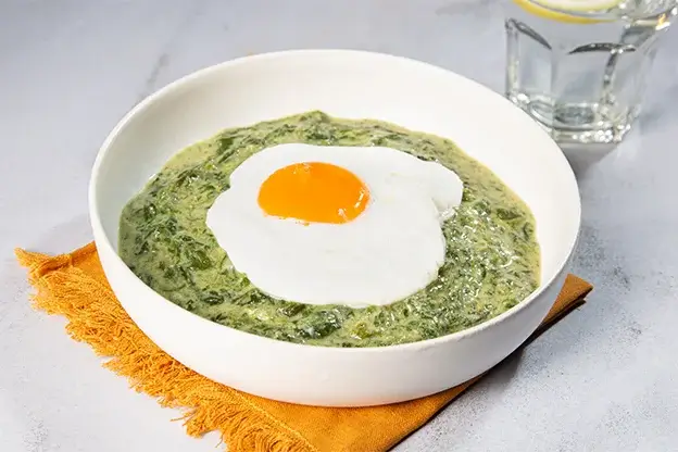 Huevo escalfado con espinacas a la crema a domicilio