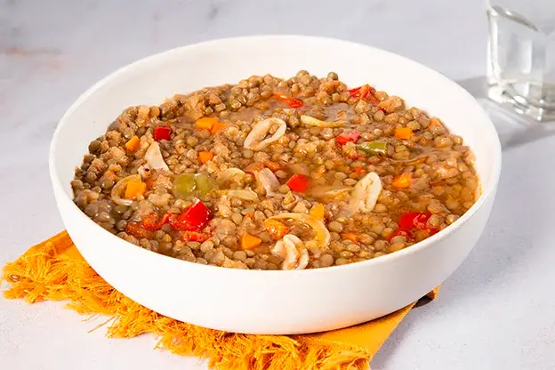 Lentejas con arroz integral y calamares a domicilio