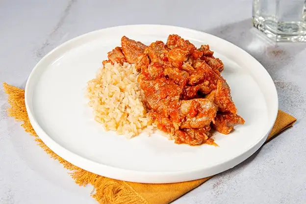 Pavo con tomate casero y arroz integral a domicilio